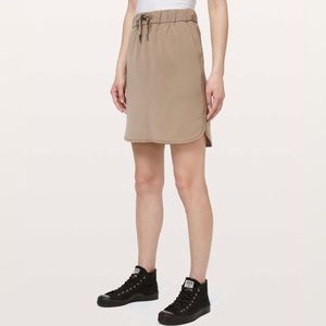 Lululemon On The Fly Skirt Woven / Size 10 / Frontier Tan